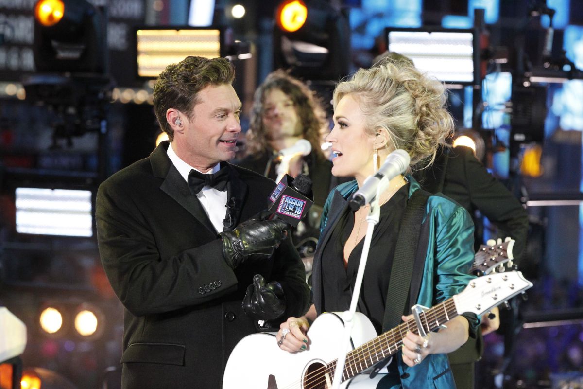 Carrie Underwood Performs Dick Clarks New Years Rockin Eve With Ryan Seacrest 2016 New York