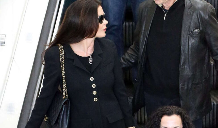 Catherine Zeta Jones Arrives San Fransisco (6 photos)