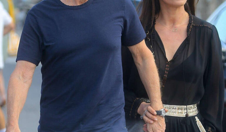 Catherine Zeta Jones Michael Douglas Out Saint Tropez (10 photos)