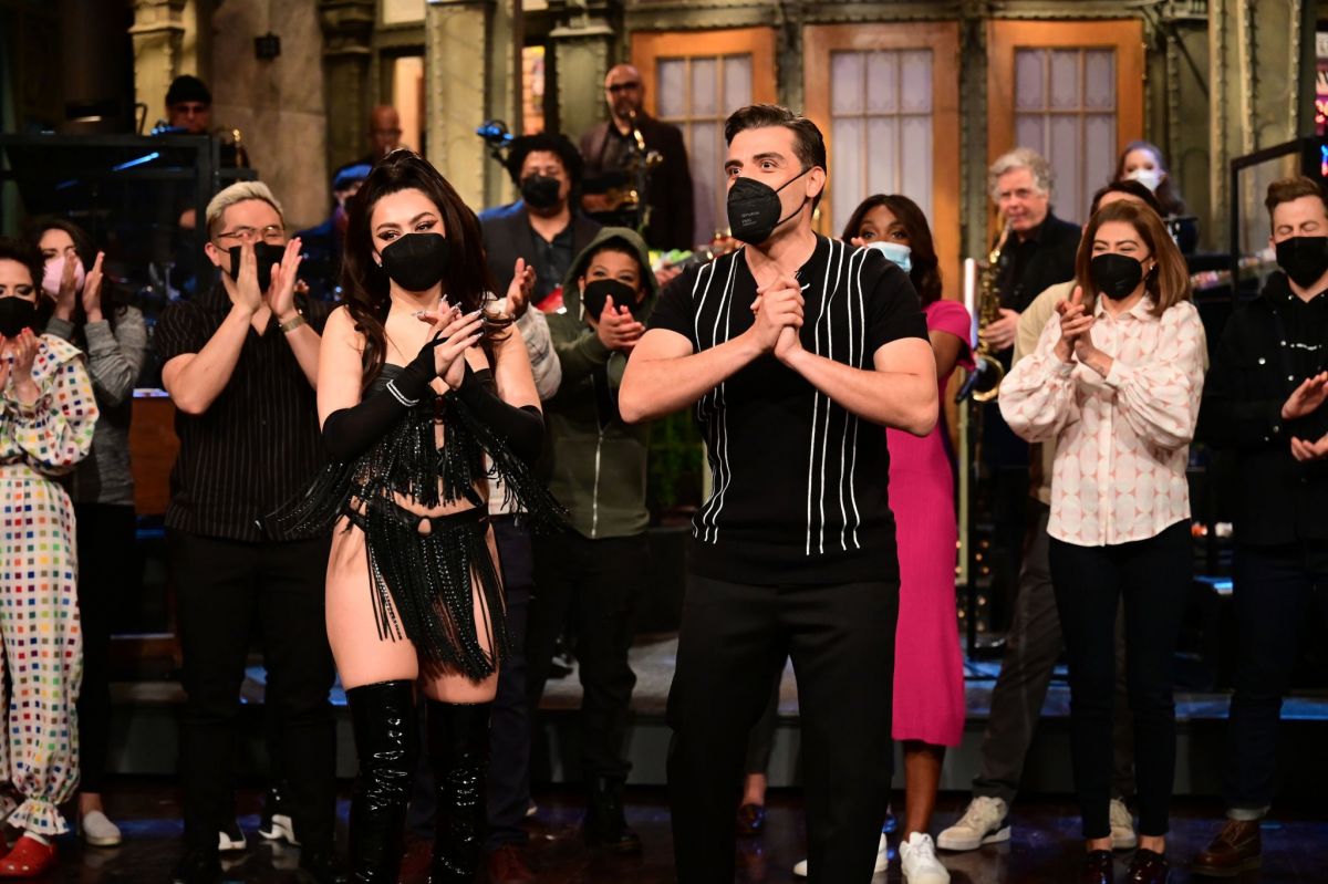 Charli Xcx Performs Baby On Saturday Night Live