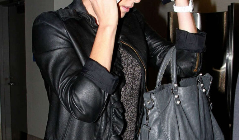 Charlize Theron Leavs Lax Airport (8 photos)