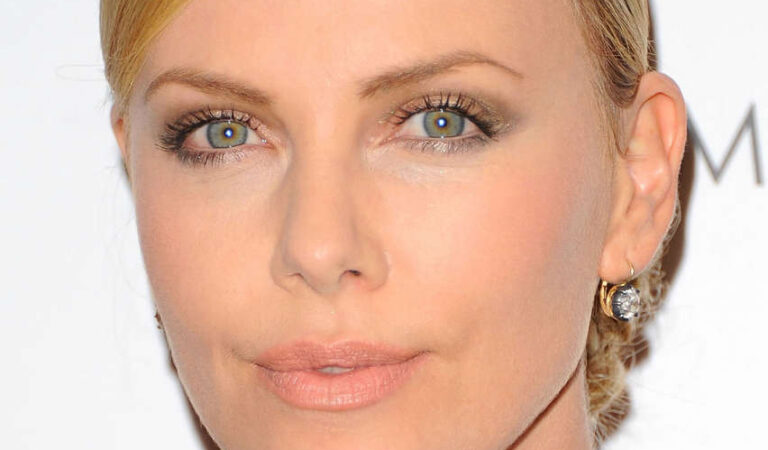 Charlize Theron Young Adult Screening New York (8 photos)