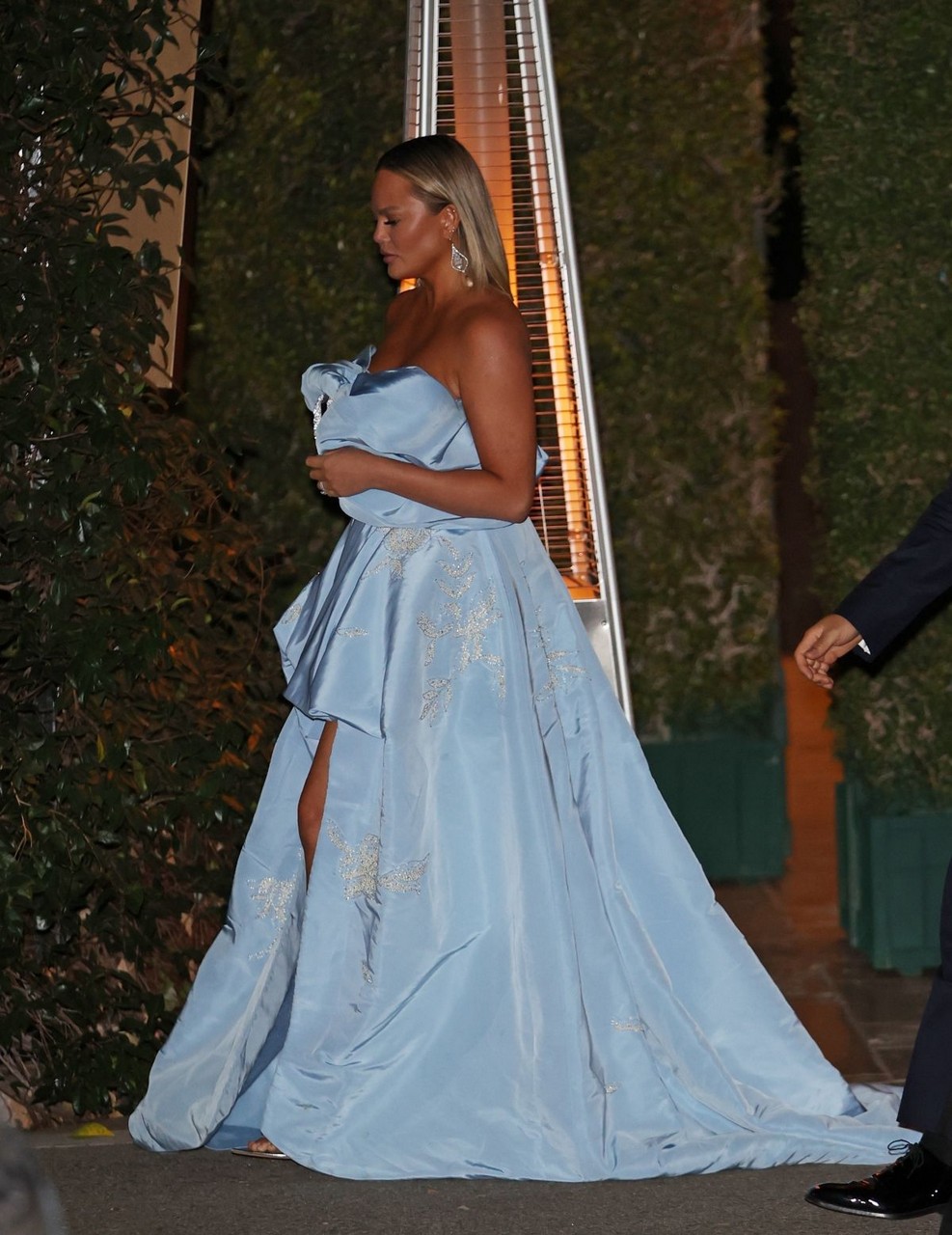 Chrissy Teigen John Legend Arrives Simon Huck S Wedding Bel Air Hotel