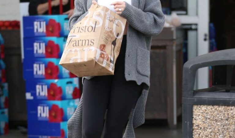 Chrissy Teigen Shopping For Grocery Beverly Hills (7 photos)