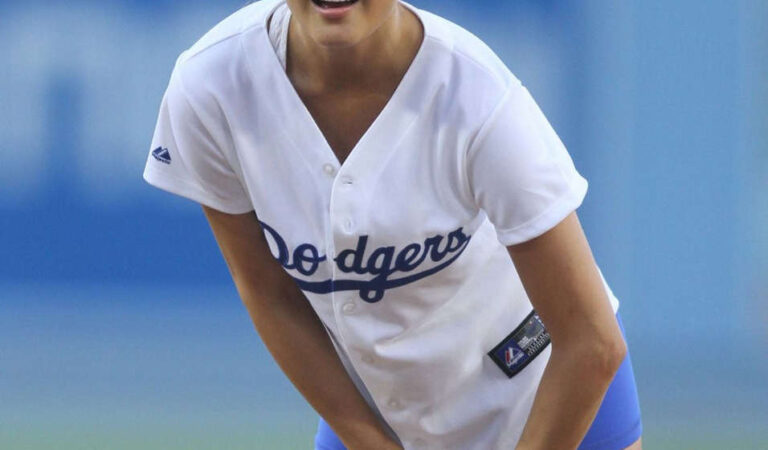 Chrissy Teigen Throwis First Pitch Dodgers Game (7 photos)