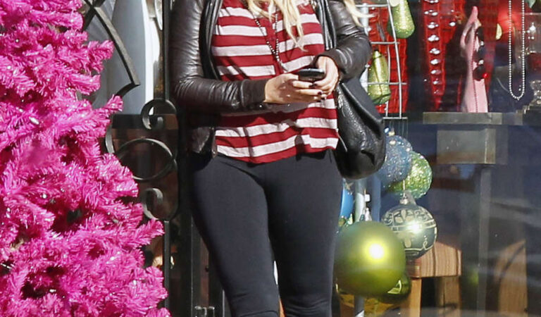 Christina Aguilera Christmas Tree Shopping Beverly Hills (6 photos)