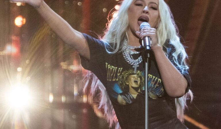 Christina Aguilera Performs Rock Roll Induction Ceremony Show Cleveland (7 photos)