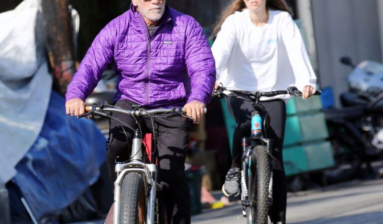 Christina And Arnold Schwarzenegger Out Riding Bikes Los Angeles (6 photos)