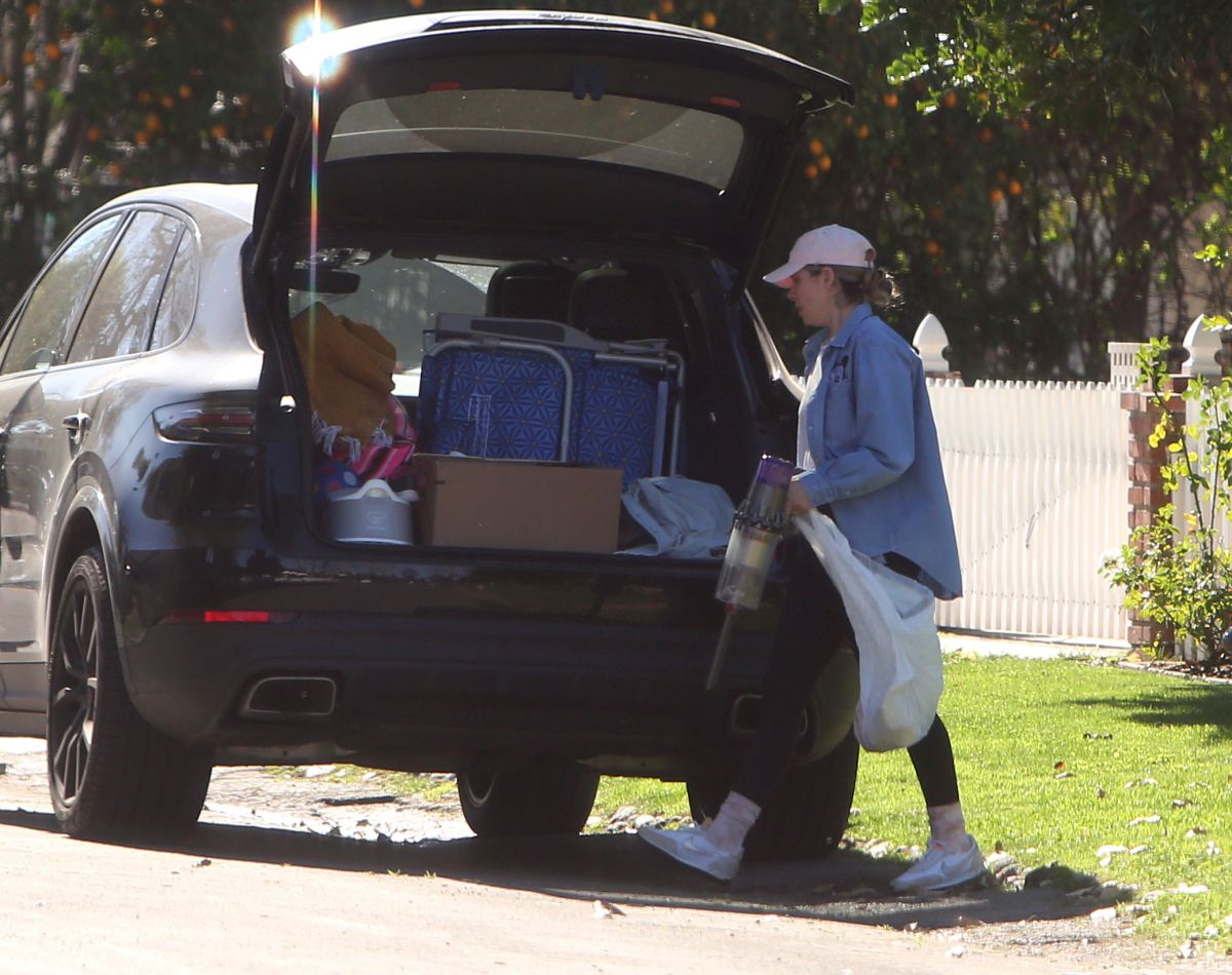 Christina Perri Vacuums Her Car And Packs It With Luggage Los Angeles