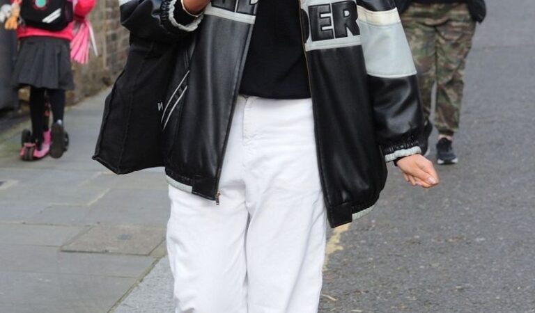 Cora Corre Out And About London (7 photos)