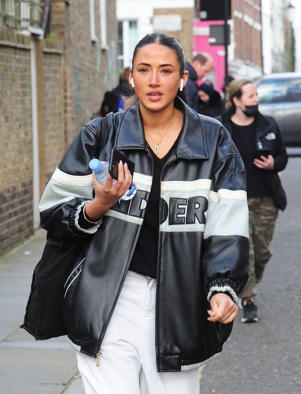 Cora Corre Out And About London
