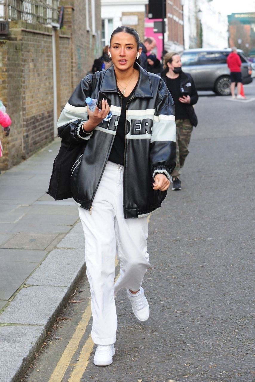 Cora Corre Out And About London