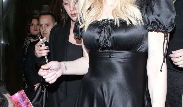Courtney Love Laves Nasty Gal West Hollywood (10 photos)
