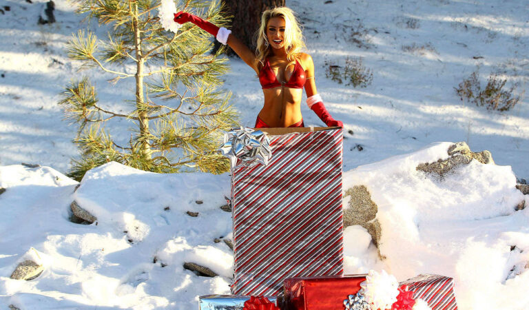 Courtney Stodden Bikini With Santa Claus (16 photos)