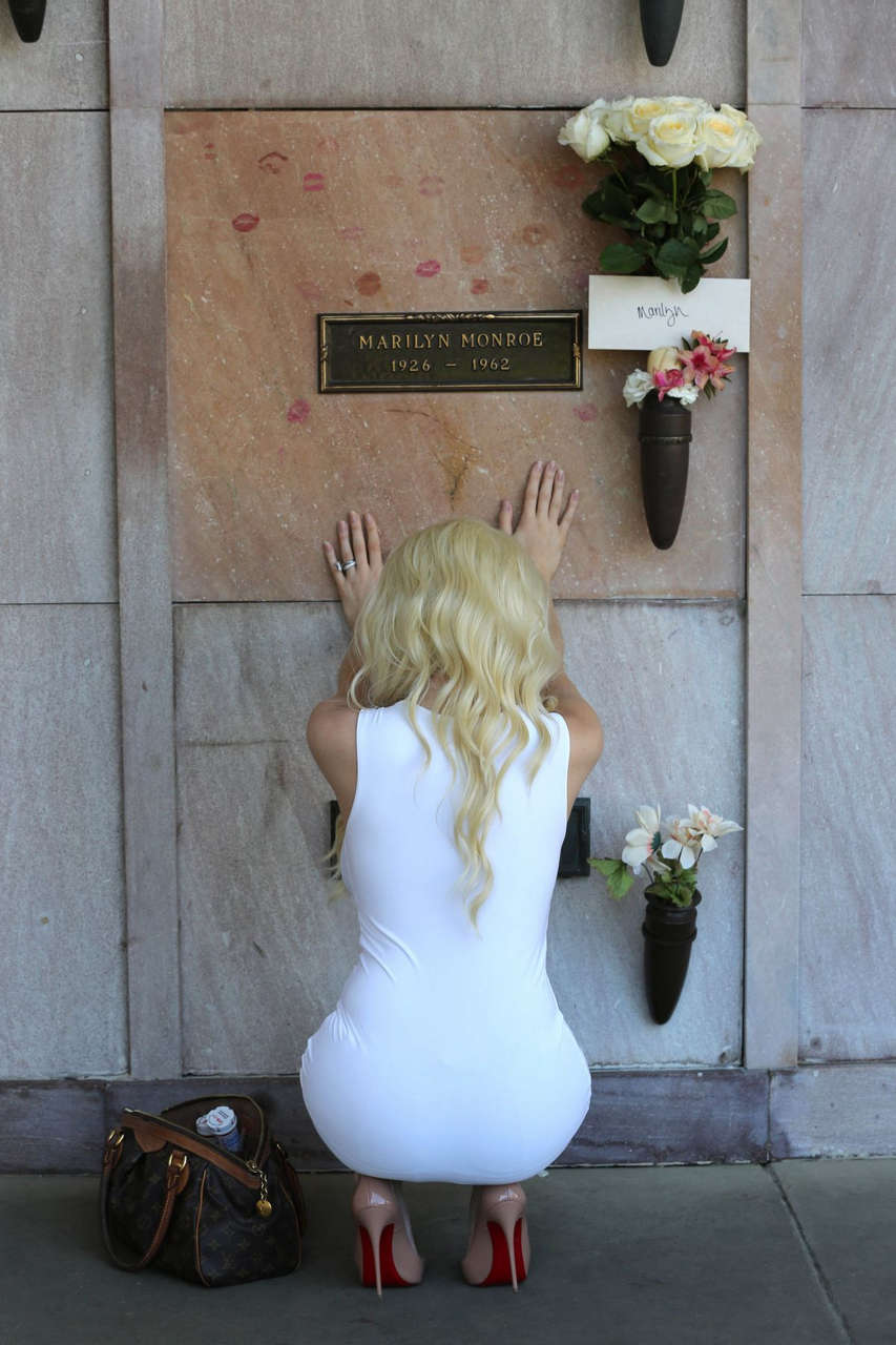 Courtney Stodden Pays Visit To Marilyn Monroes Gravesite Westwood Village