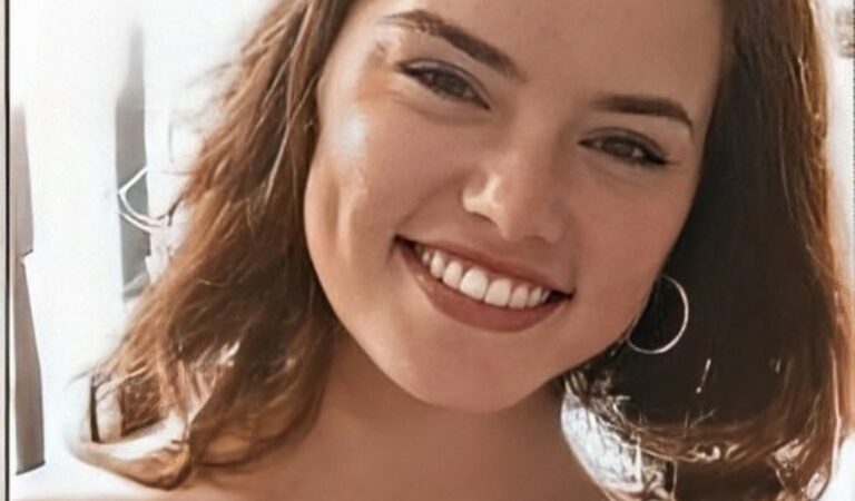 Daisy Ridleys Smile Is Pure Sunshine Hot (1 photo)