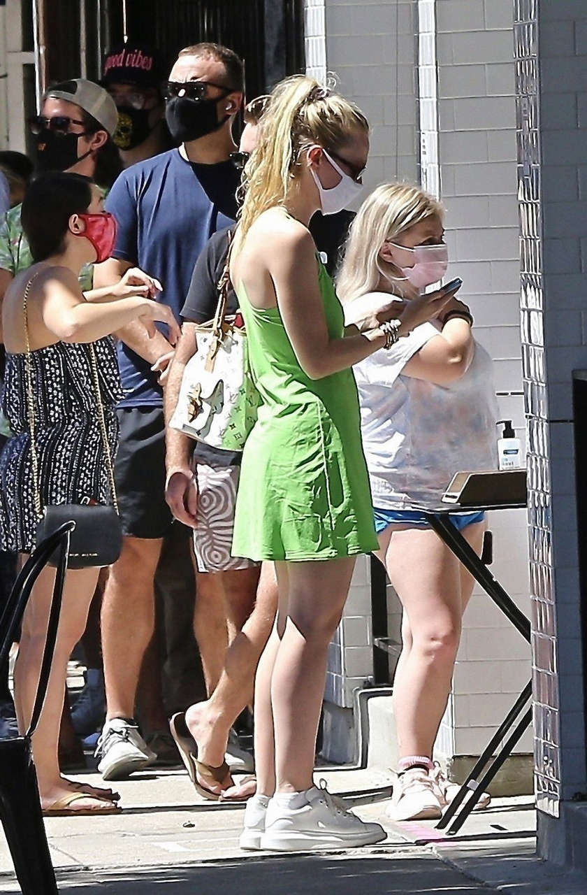 Dakota Fanniing Out About Los Angeles