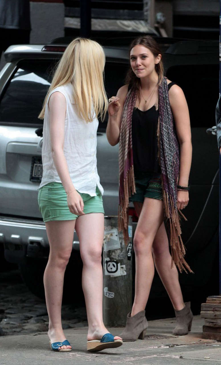 Dakota Fanning Elizabeth Olsen Very Good Girls Set New York