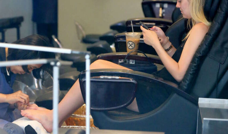 Dakota Fanning Getting Pedicure New York (13 photos)