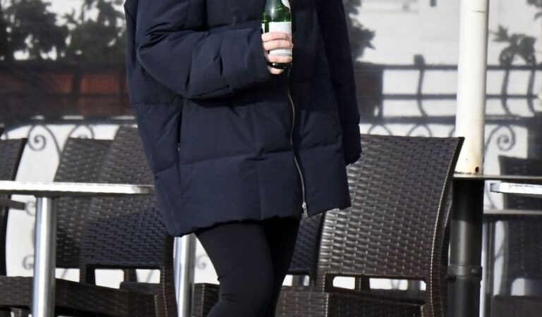 Dakota Fanning Holding Bottle Of Wine Out Venice (7 photos)