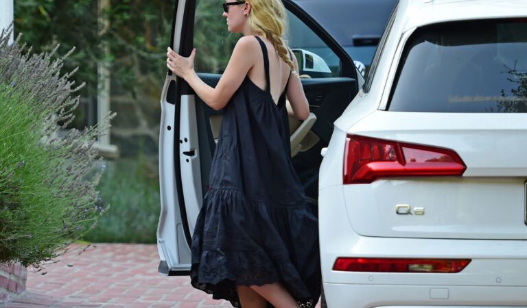 Dakota Fanning Leaves Her House Los Angeles (13 photos)