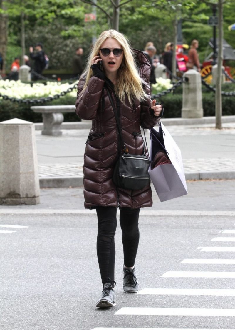 Dakota Fanning Shoping Manhattan