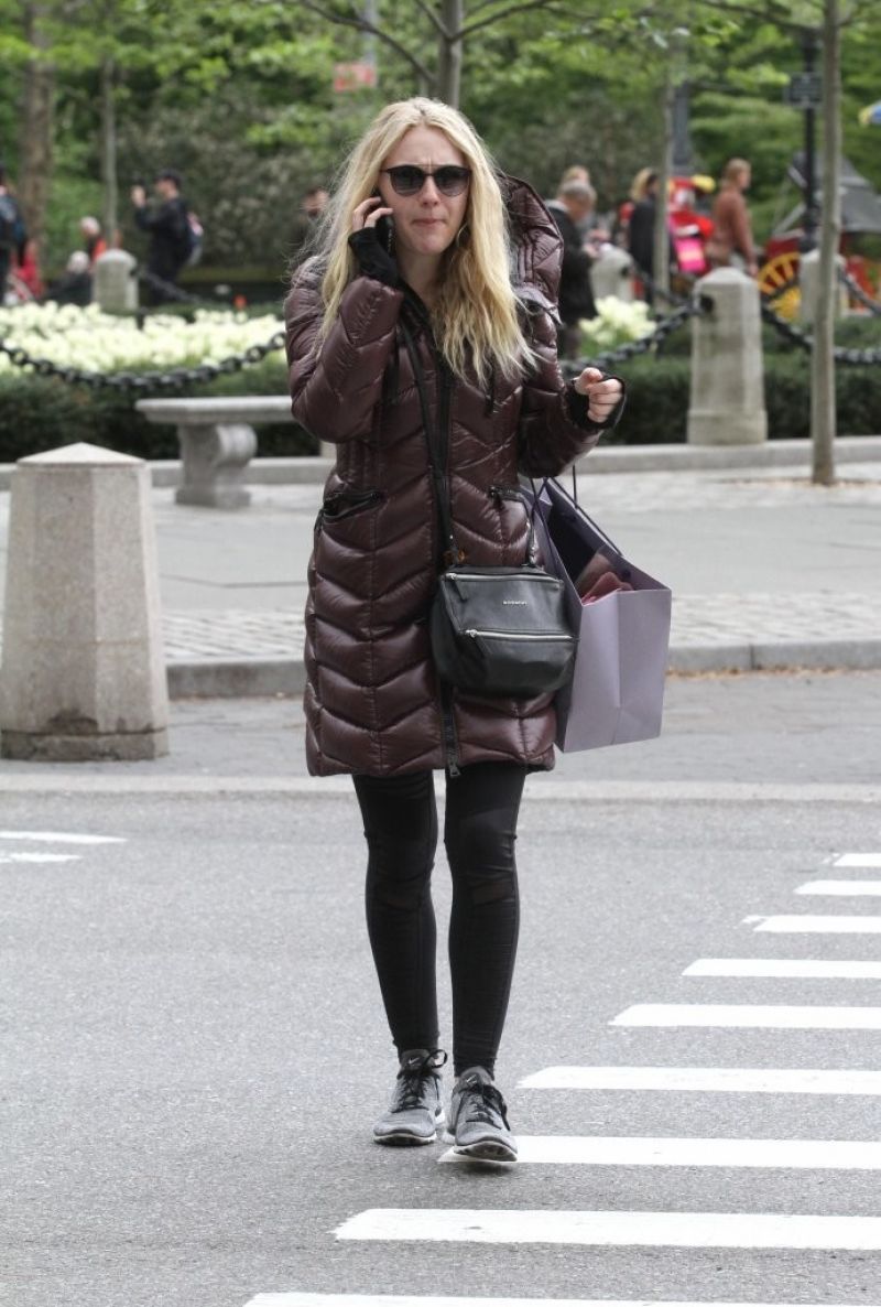 Dakota Fanning Shoping Manhattan