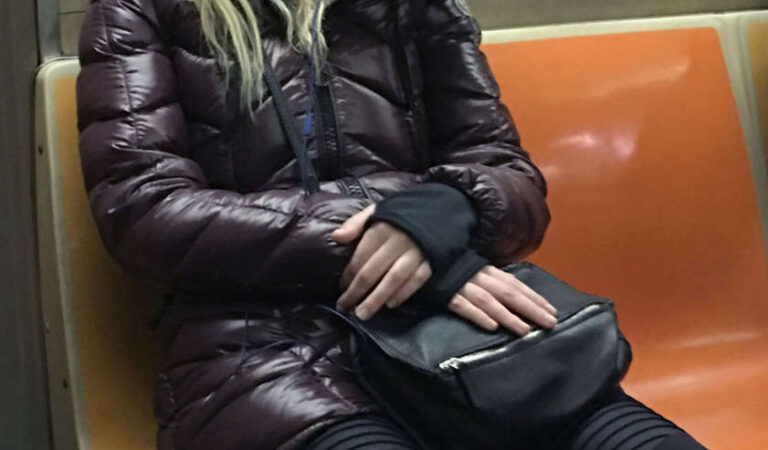 Dakota Fanning Subway New York (9 photos)