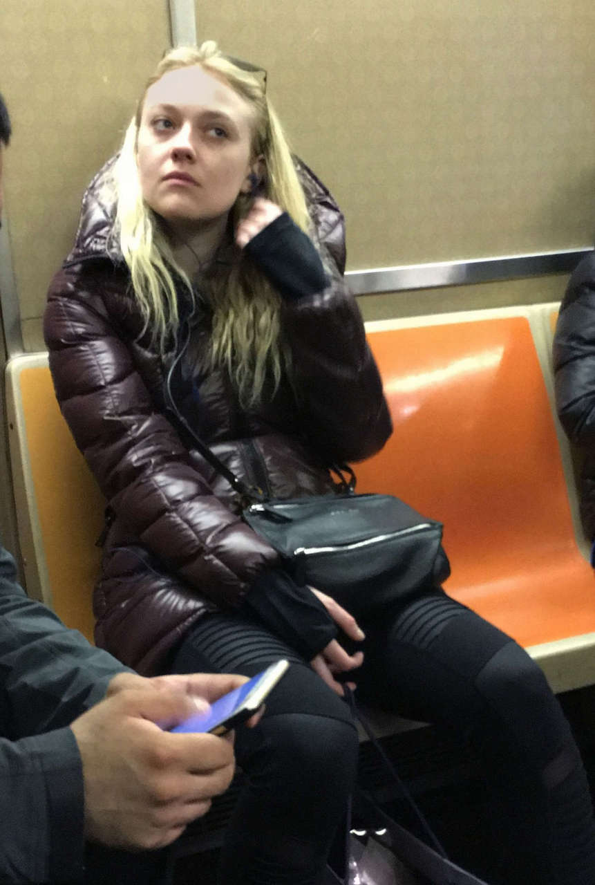 Dakota Fanning Subway New York
