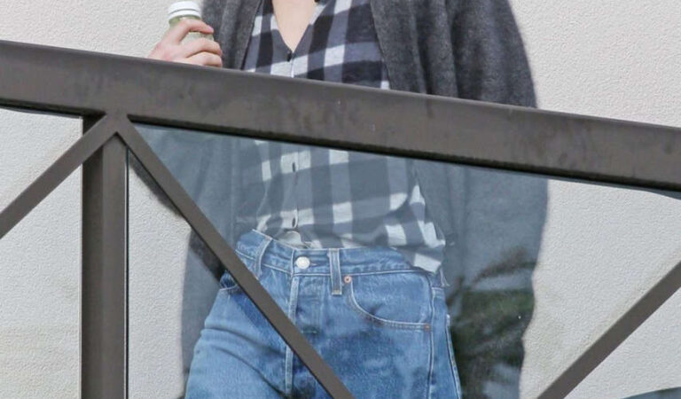 Dakota Johnson Set Of Fifty Shades Freed Vancouver (10 photos)