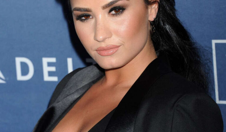 Demi Lovato 2016 Glaad Media Awards Beverly Hills (22 photos)