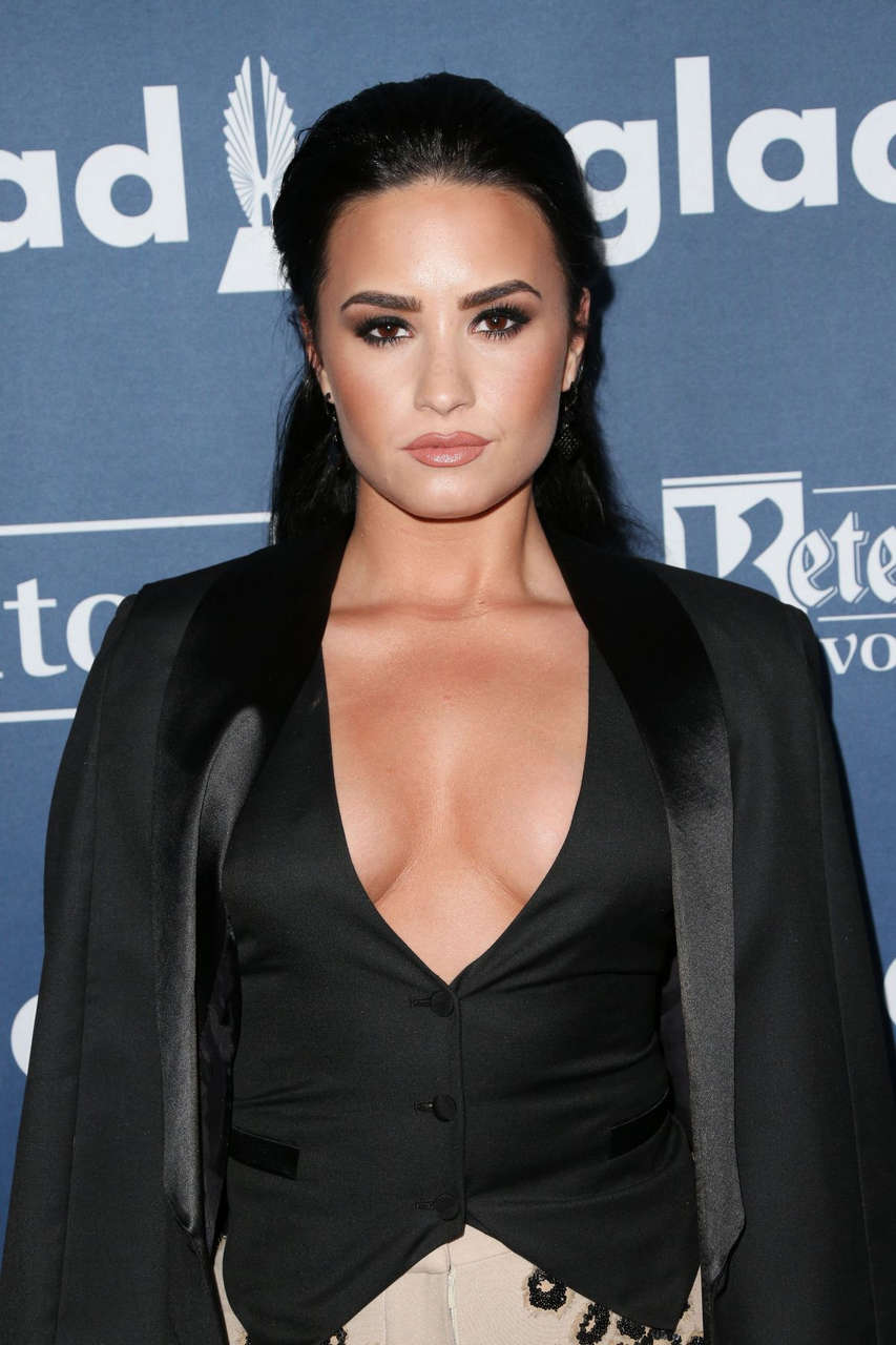 Demi Lovato 2016 Glaad Media Awards Beverly Hills