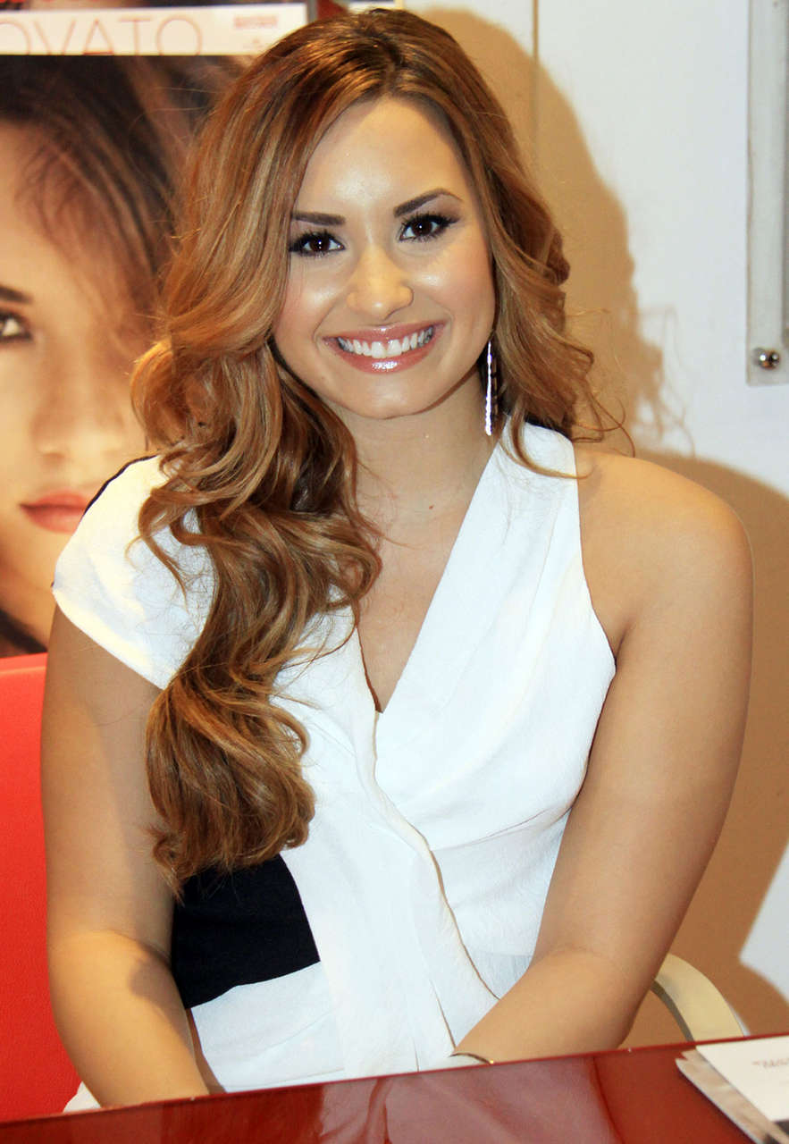 Demi Lovato An Album Signing Italy