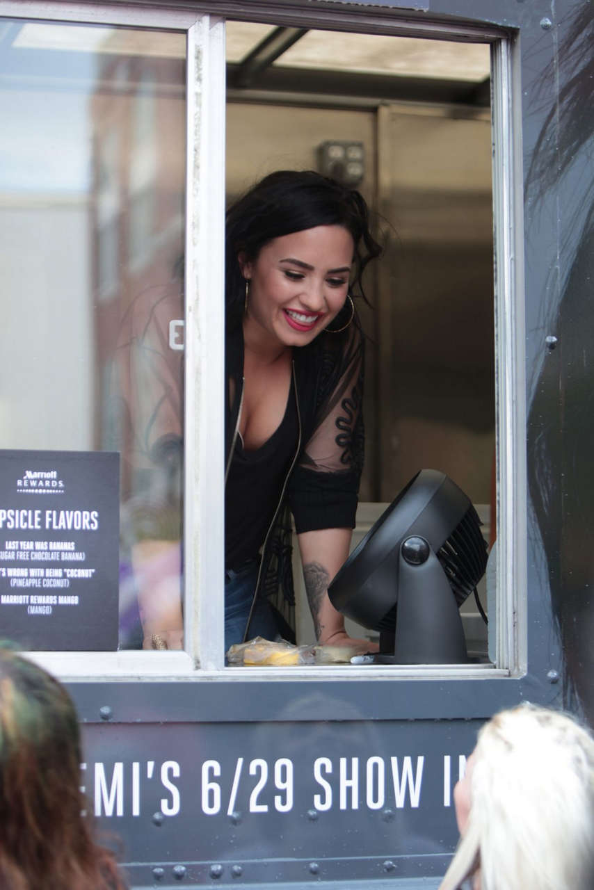 Demi Lovato Ice Cream Party Of Q100 Atlanta Atlanta