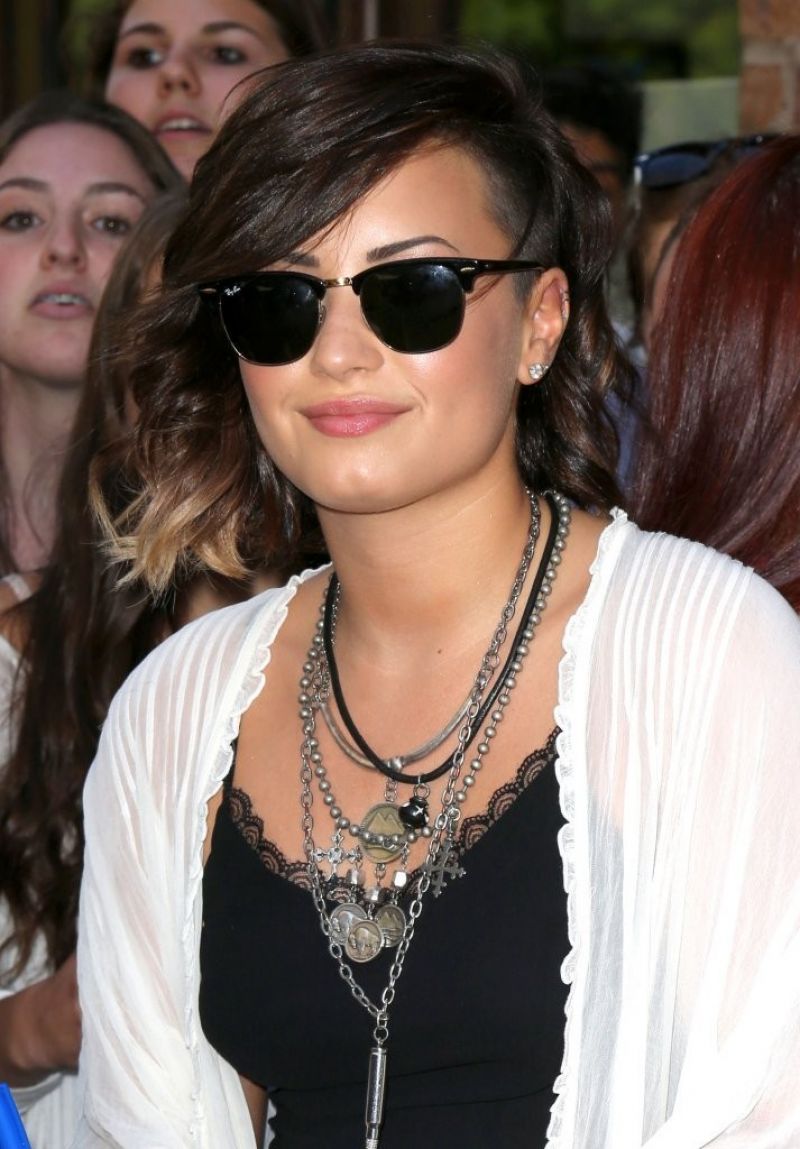 Demi Lovato Leaves Her New York Hotel