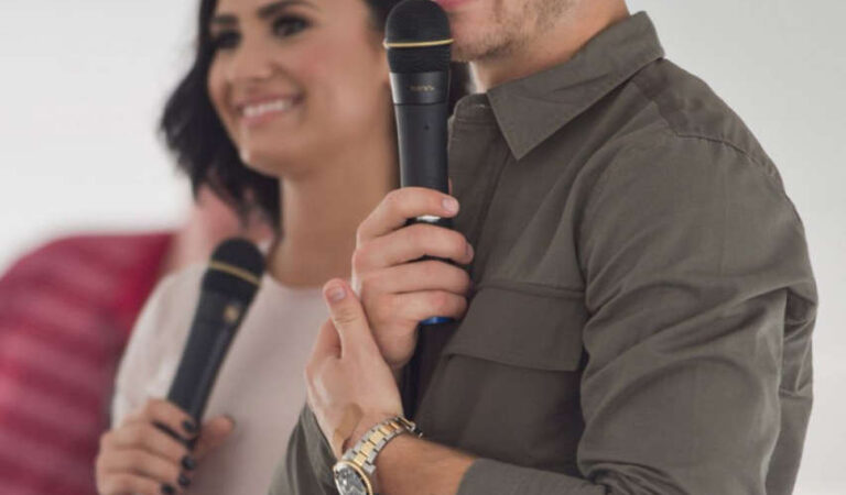 Demi Lovato Nick Jonas Edinburgh Premium Outlets Edinburgh (6 photos)