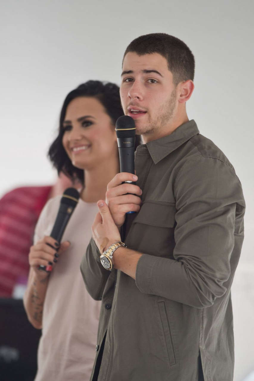 Demi Lovato Nick Jonas Edinburgh Premium Outlets Edinburgh
