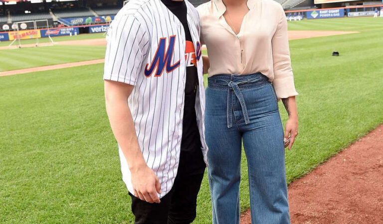 Demi Lovato Nick Jonas New York Mets Game New York (6 photos)