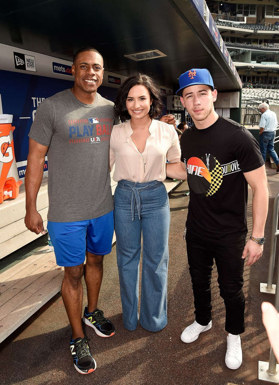 Demi Lovato Nick Jonas New York Mets Game New York