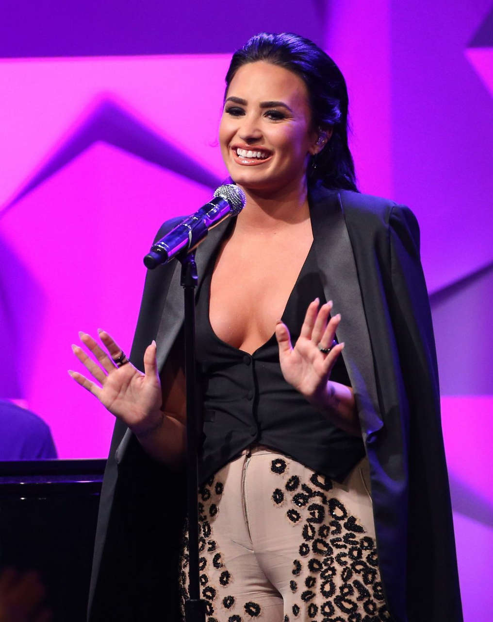 Demi Lovato Performs 27th Annual Glaad Media Awards Beverly Hills