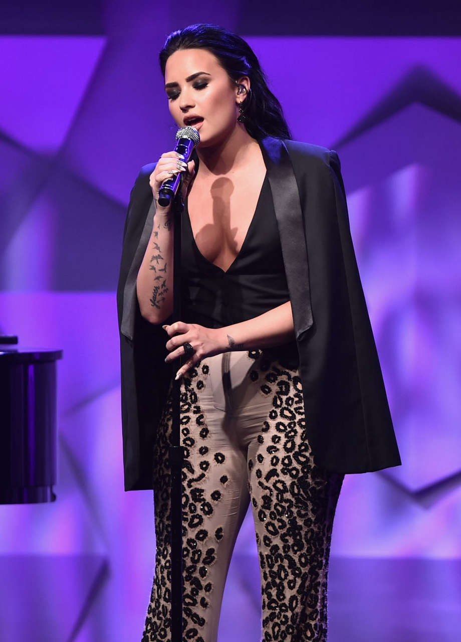 Demi Lovato Performs 27th Annual Glaad Media Awards Beverly Hills