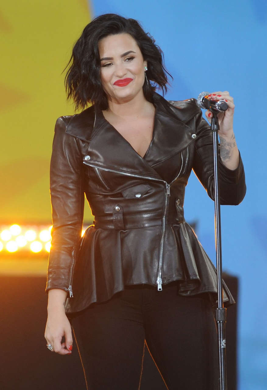 Demi Lovato Performs Gma Summer Concert Series Central Park New York