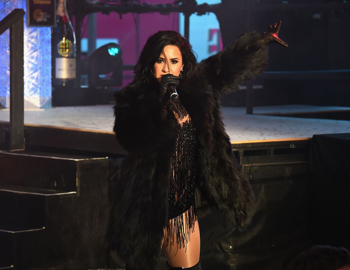 Demi Lovato Performs New Years Eve Times Square New York