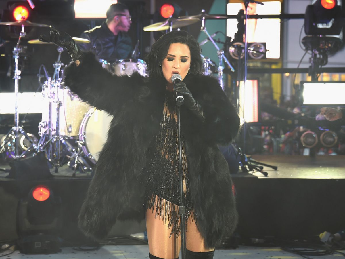 Demi Lovato Performs New Years Eve Times Square New York