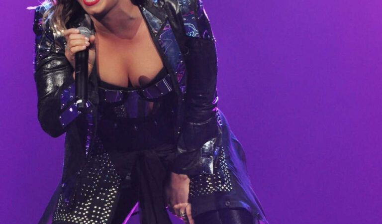 Demi Lovato Performs Raleigh (24 photos)