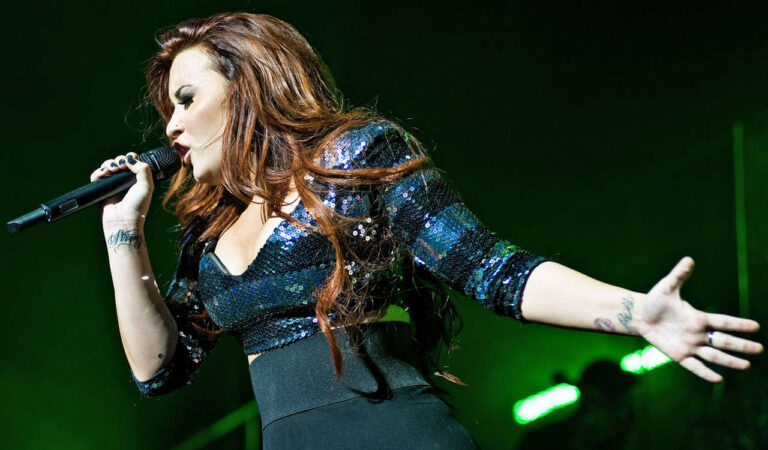 Demi Lovato Performs Rosemont Theatre Chicago (13 photos)