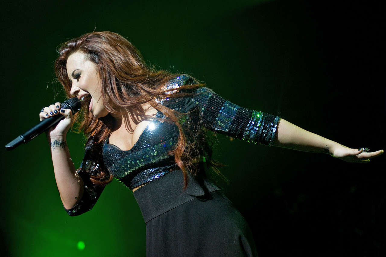 Demi Lovato Performs Rosemont Theatre Chicago