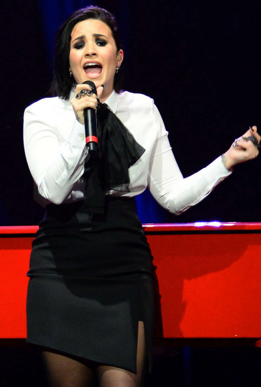 Demi Lovato Performs Wiltern Los Angeles