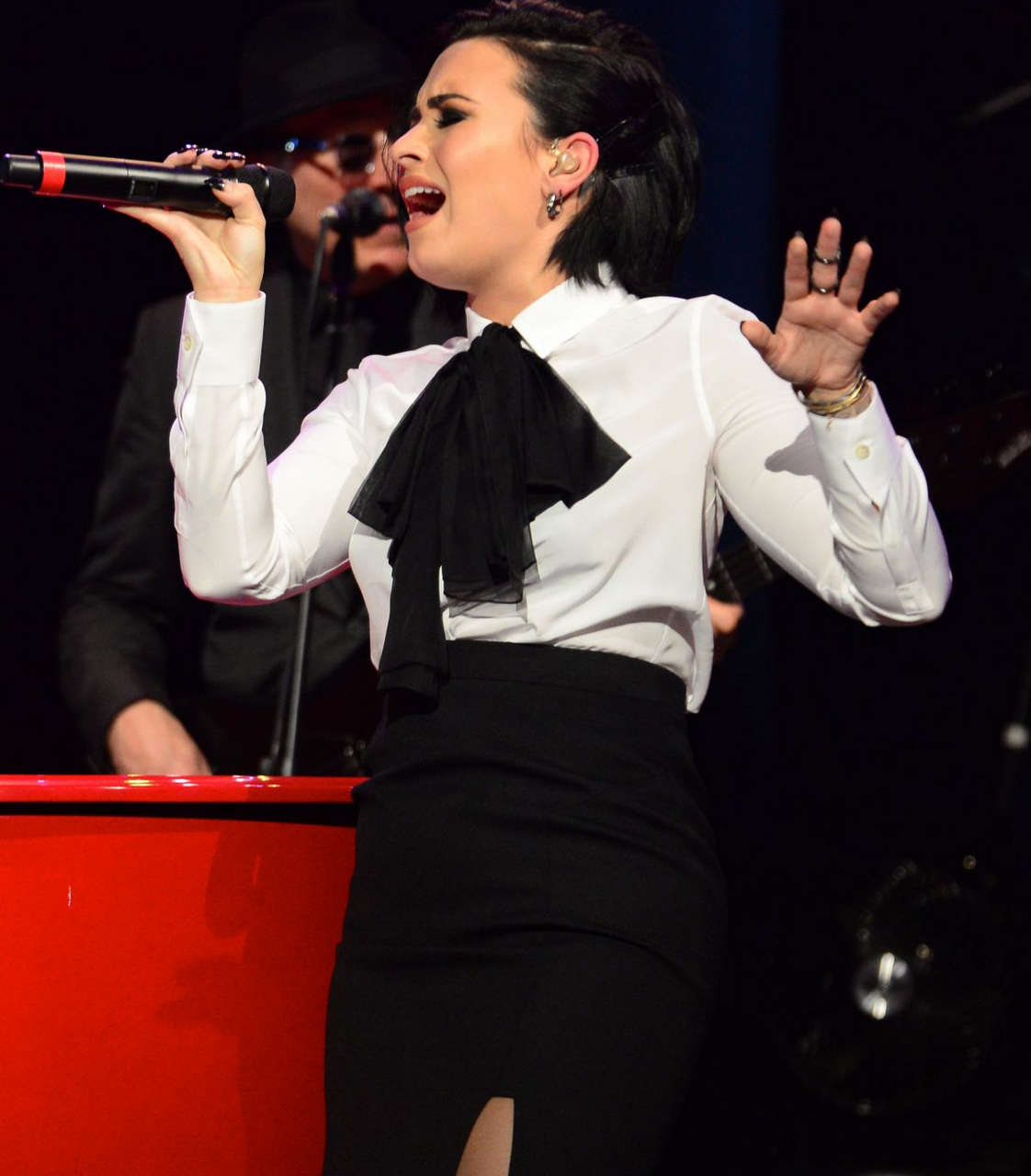 Demi Lovato Performs Wiltern Los Angeles