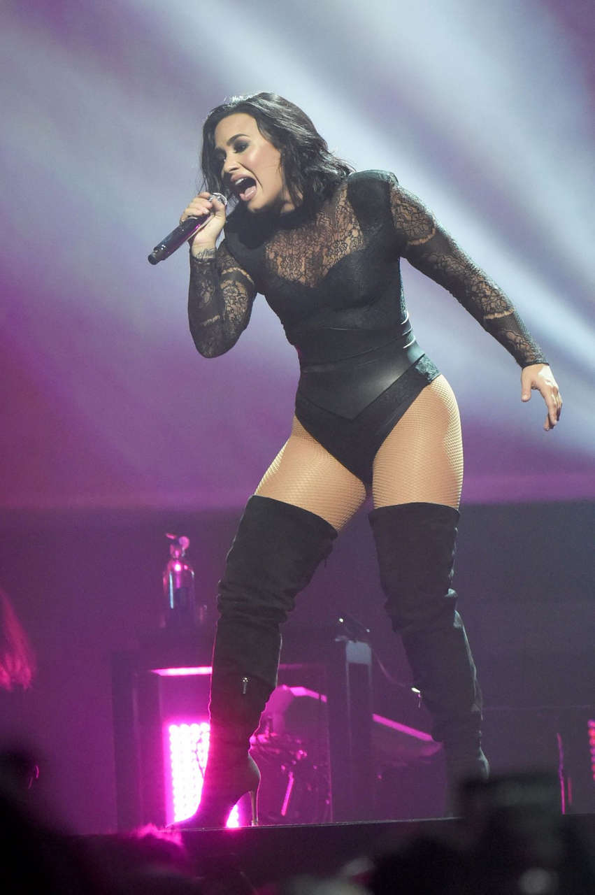 Demi Lovato Pperforms Kfc Yum Center Louisville